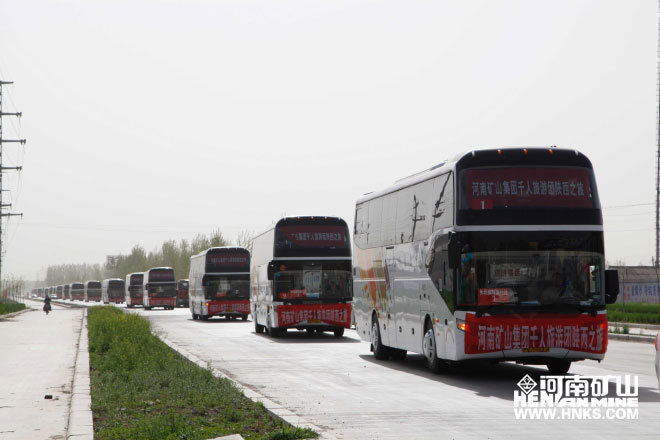 行進中的車隊，浩浩蕩蕩，蔚為壯觀.jpg
